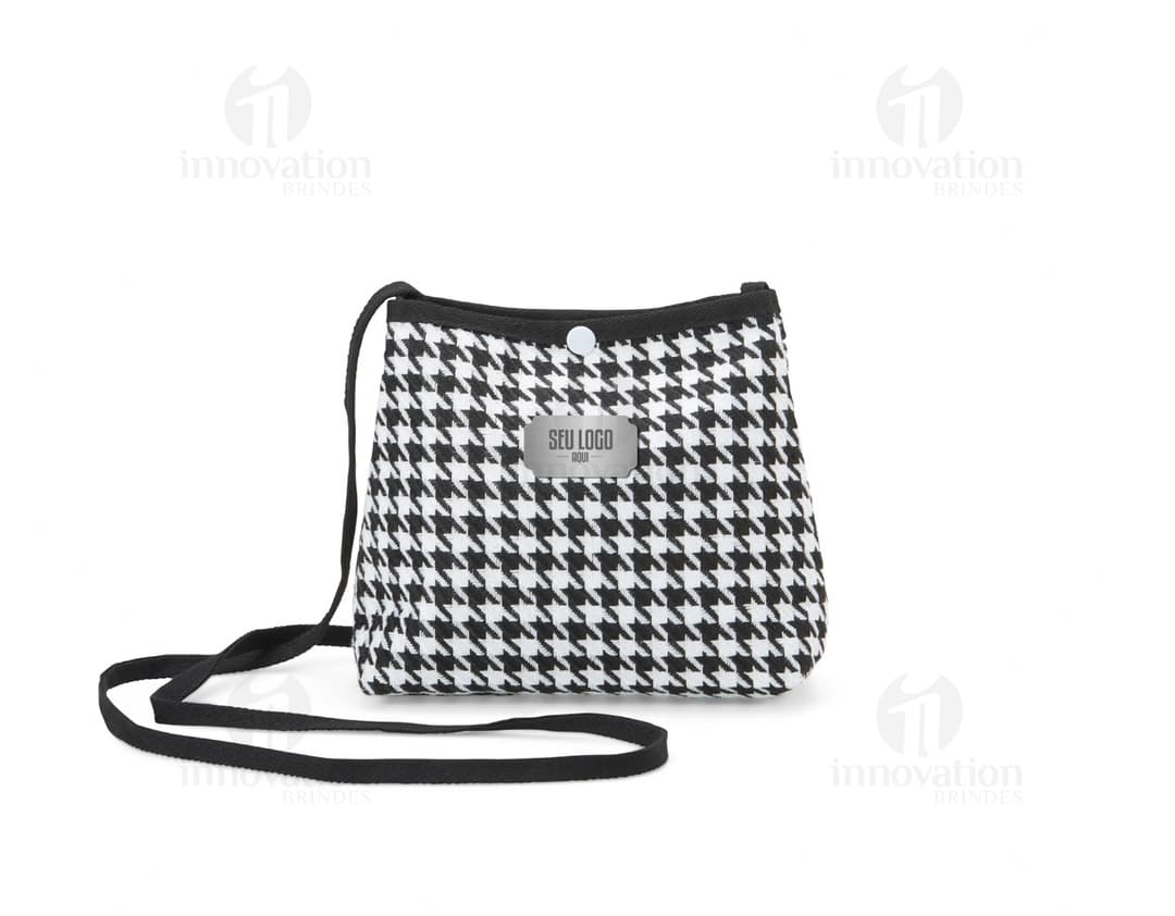 Mini Bolsa Transversal em Algodão preta, com design vintage e textura de tecido grunge desgastado. Possui fecho de correr, bolso externo e interior espaçoso para guardar documentos, dinheiro e objetos pessoais. Ideal para um look moderno e casual.