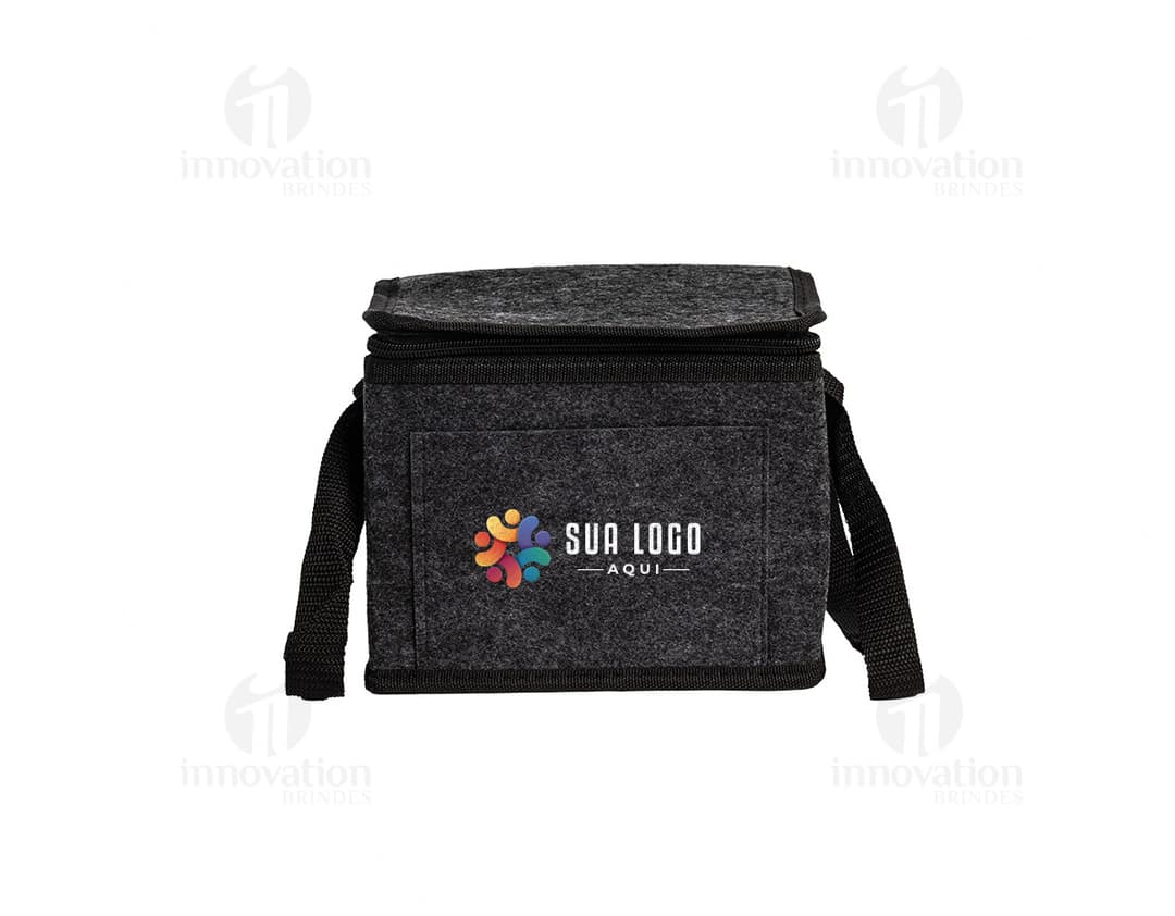 Bolsa térmica de 5,3 litros em couro preto, ideal para transporte de alimentos e bebidas. Com alça de mão, compartimento com zíper, design elegante e resistente. Perfeito para manter sua comida fresca durante viagens, passeios ou no trabalho.