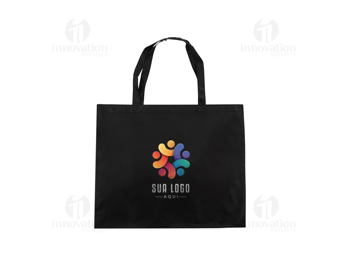 Sacola de Poliéster preta com detalhes cromados, fecho de zíper, alça de transporte e bolsos frontais. Ideal para compras seguras e práticas.