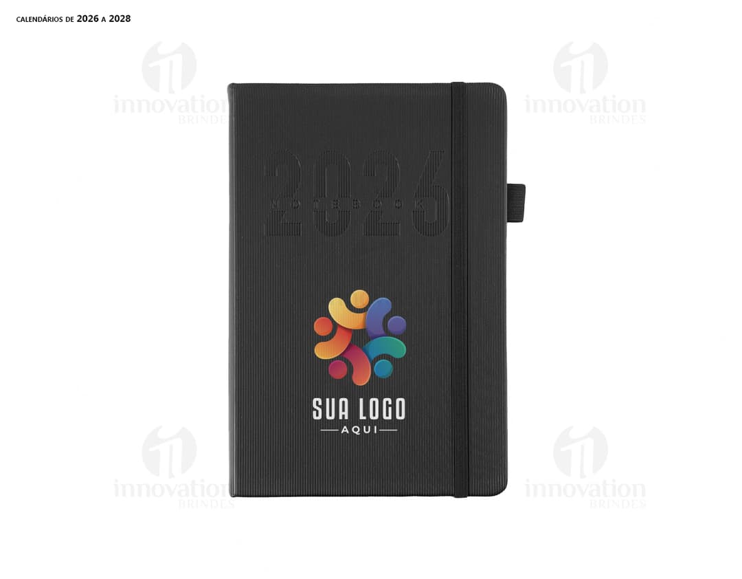 Agenda Diária 2025 em capa dura preta com detalhes em dourado e frase "2025" em destaque. Páginas internas brancas com marcação de dias e meses.