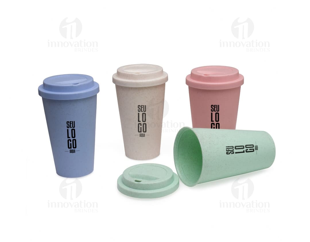 Container vazio de copo fibra de bambu 450ml, feito de plástico, com tampa de coloração preta. Objeto de design sustentável, ideal para armazenar bebidas quentes ou frias.