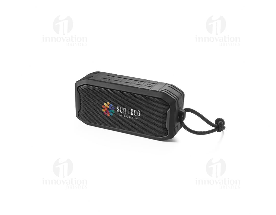 Caixa de som portátil preta com botões, conexões e alto-falantes visíveis, ideal para amplificar e reproduzir áudio em ambientes diversos.