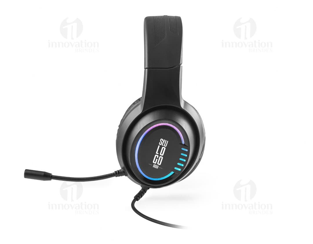 Fones de ouvido em metal prateado com design moderno, fechados com cadeado, simbolizando segurança e proteção. Conexão por fio, com plugue de chave, ideal para ouvir música em alta qualidade.