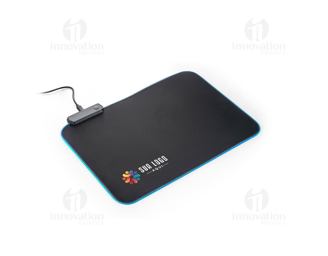 Tapete para jogos em poliéster preto com design clean e textura de couro, ideal para utilização de notebooks, mouse e outros equipamentos eletrônicos. Ideal para proteger e organizar seus dispositivos enquanto trabalha ou joga.