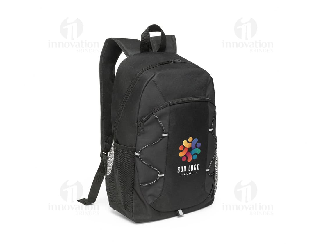 Mochila preta de couro, moderna e elegante, sendo segurada por um homem sorridente em pé. A mochila é um item de bagagem ideal para viagens, escola, negócios ou atividades esportivas.