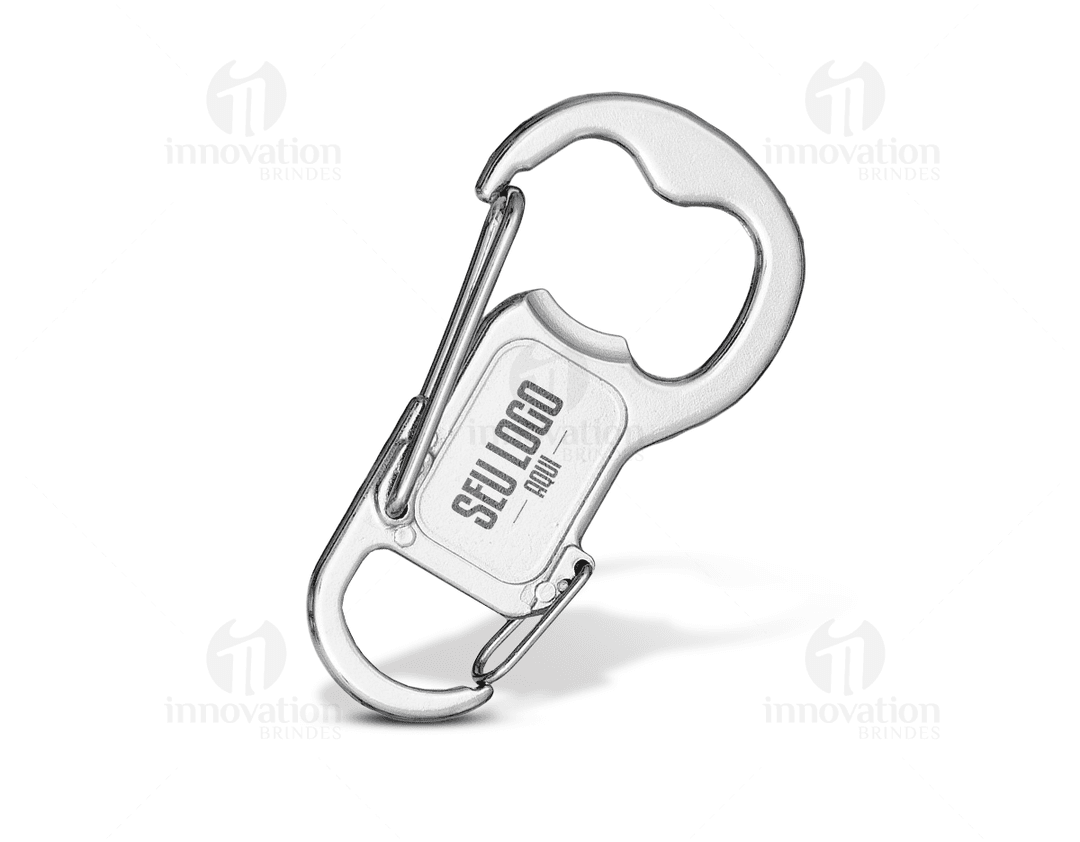 Chaveiro mosquetão duplo em metal prateado com dois ganchos.