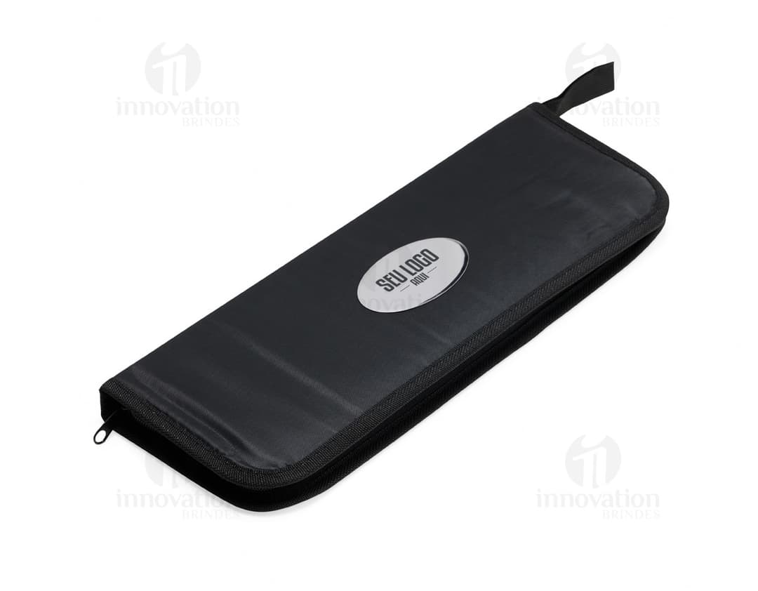 Kit churrasco de 5 peças em aço inoxidável, contendo ferramentas e acessórios como faca, garfo, pegador, espeto e escova de limpeza. Ideal para churrascos ao ar livre e eventos familiares.