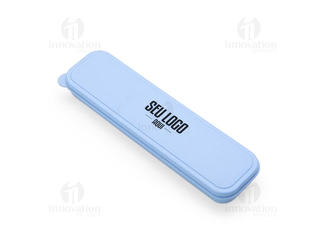 Kit Talheres 3 Peças em aço inoxidável na cor prata. O conjunto inclui uma faca, garfo e colher com cabo elegante e design moderno.