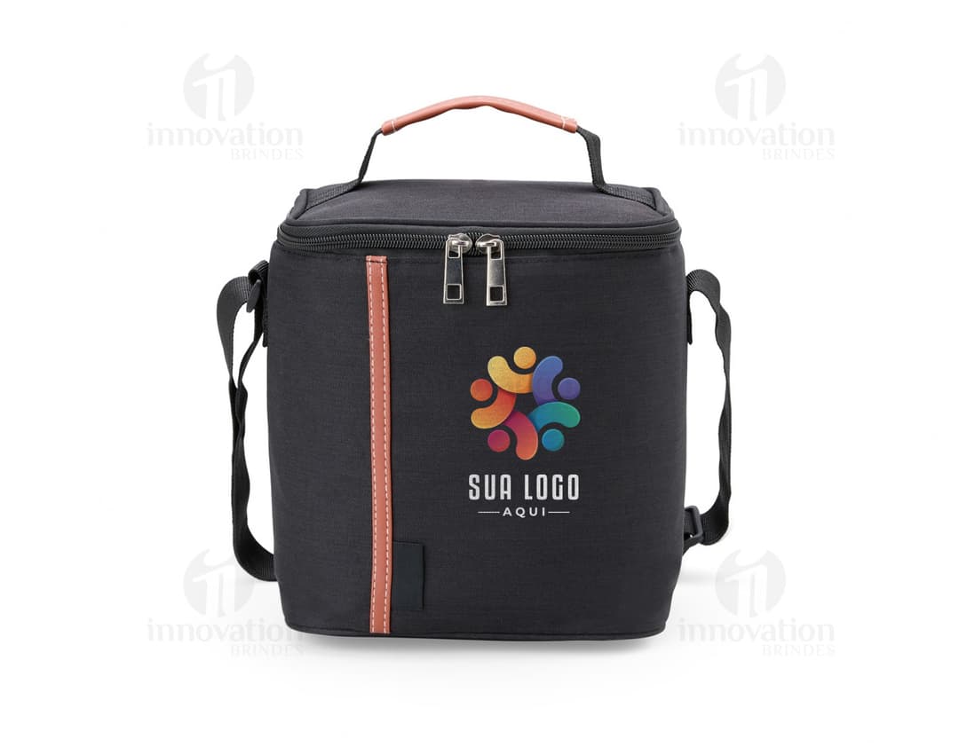 Bolsa térmica 7 litros em cor verde, feita de material resistente. Ideal para transportar alimentos e bebidas de forma segura e mantê-los na temperatura ideal. Alça para transporte e fecho com zíper. 