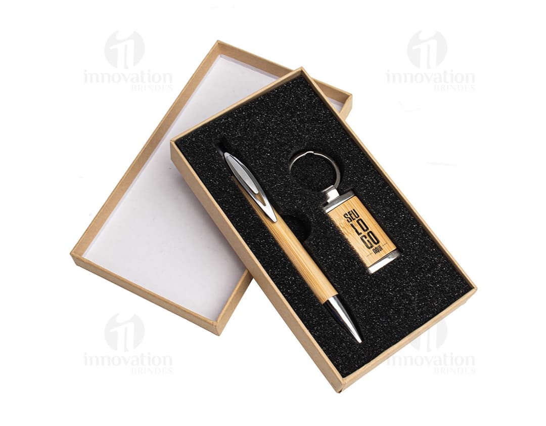 Kit contendo uma caneta e um chaveiro feitos de bambu.