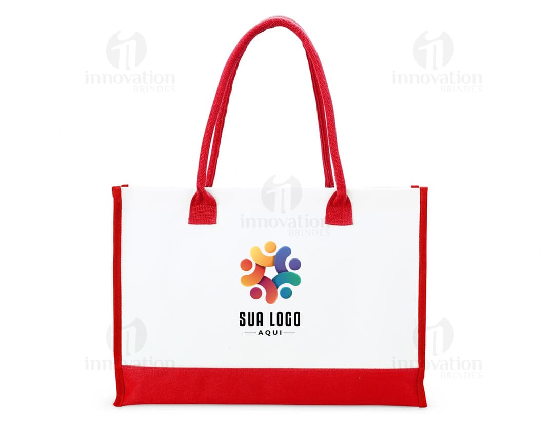 Sacola de lona de cor bege com alça de couro marrom escuro.