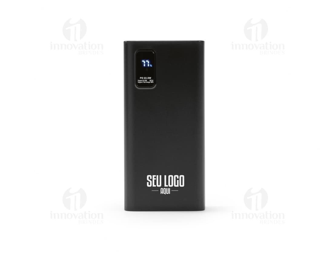 Equipamento moderno de tecnologia, uma bateria portátil em lítio com capacidade de 30.000 mAh, em um design preto e prata. Ideal para armazenamento e fornecimento de energia para dispositivos eletrônicos móveis, com conexão USB e botões de controle. Perfeito para uso em casa, escritório, estúdio ou em festas, garantindo entretenimento com alta qualidade de som através de seu alto-falante estéreo embutido.