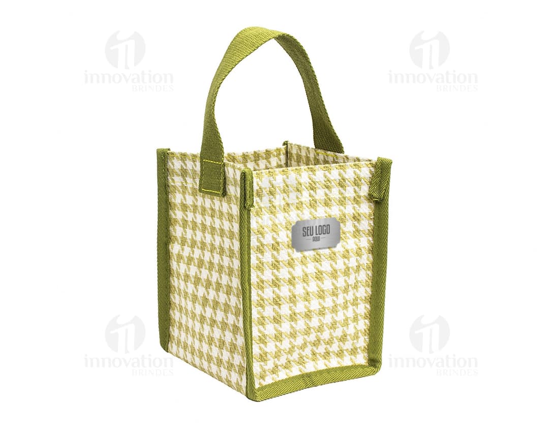 Sacola compacta de poliéster na cor azul com alças de nylon e fecho de zíper.