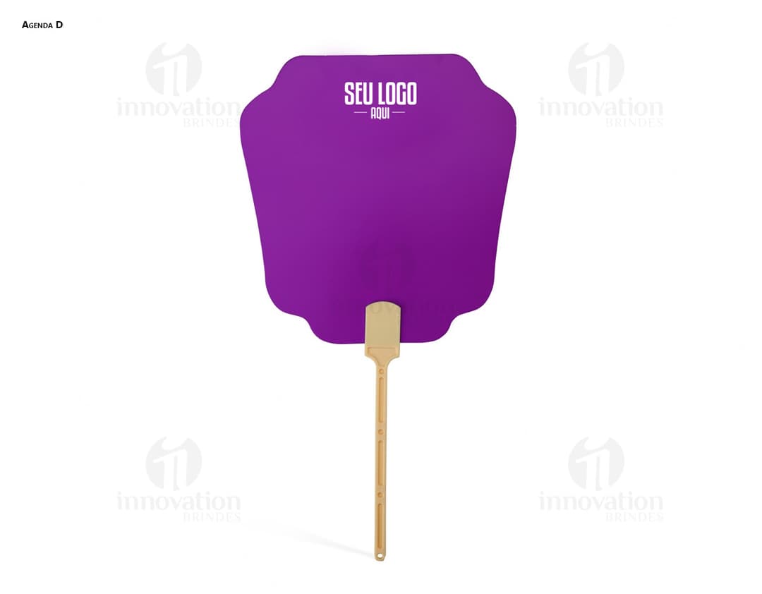 Leque de papel branco dobrado em formato de leque aberto sobre fundo azul claro.