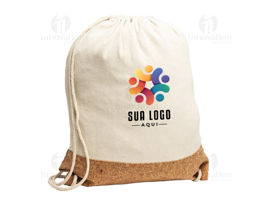 Mochila Saco de Lona e Cortiça em fundo branco.