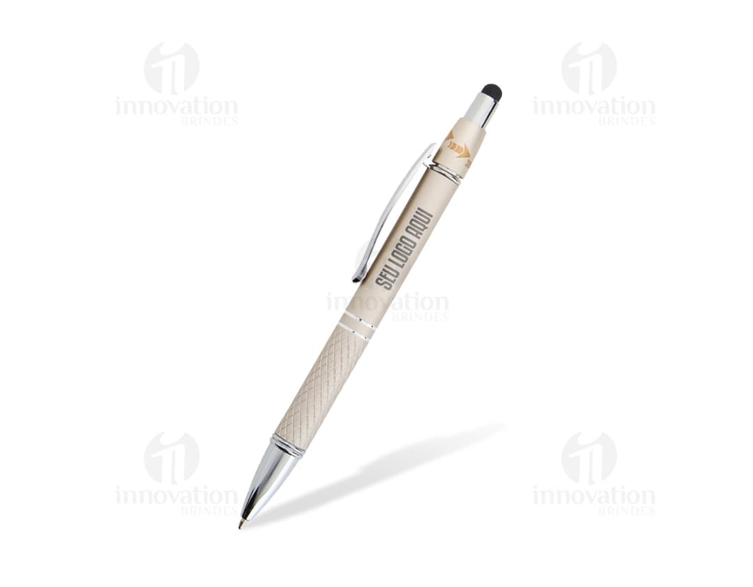 Caneta Metal prateada com detalhes em preto e clip dourado sobre fundo branco.