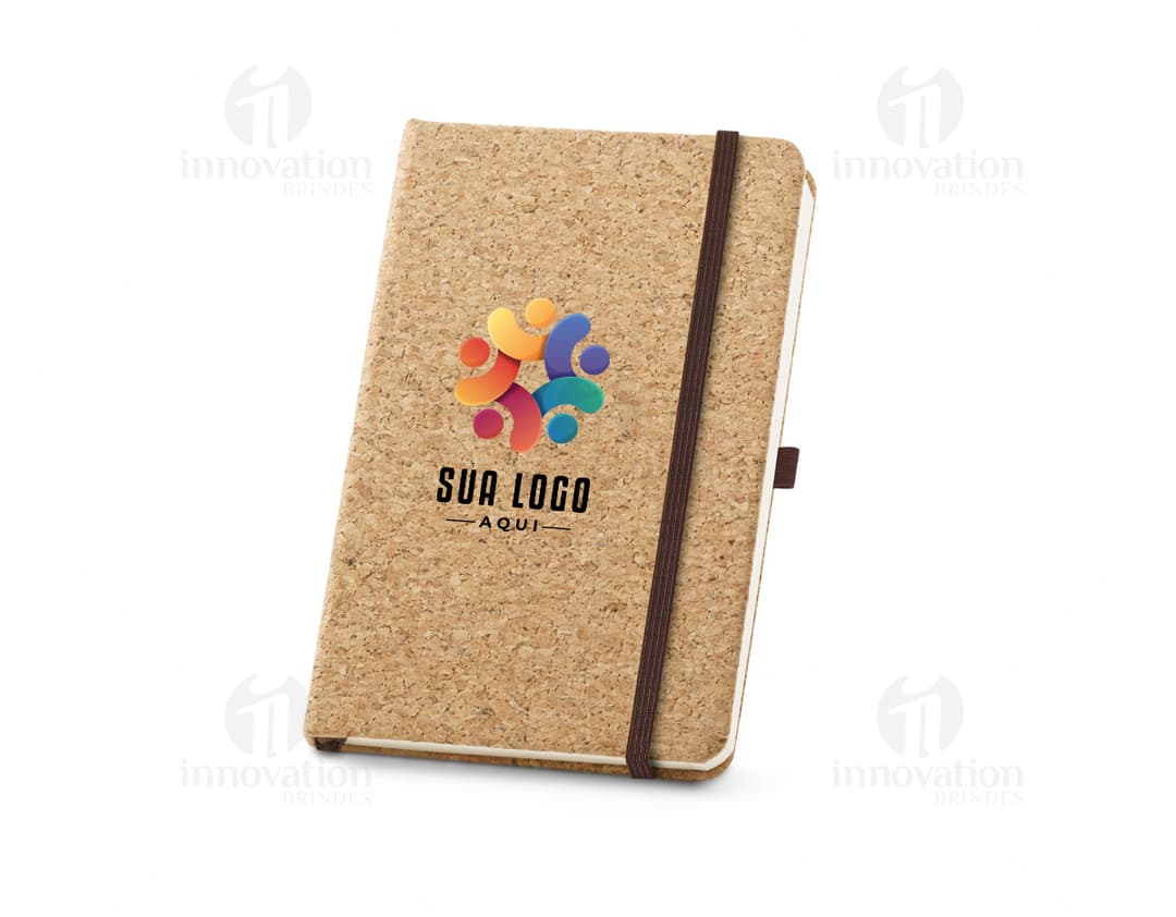Caderno A5 em cortiça com folhas lisas.