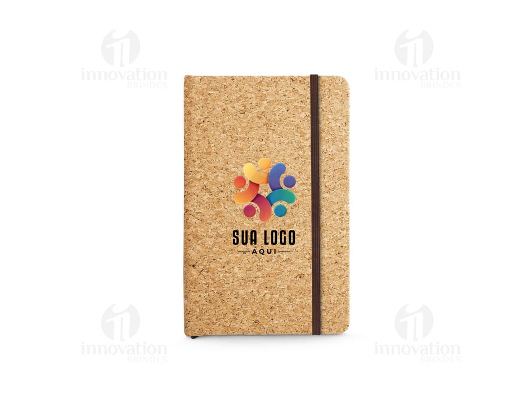 Caderno A6 em cortiça com folhas lisas.