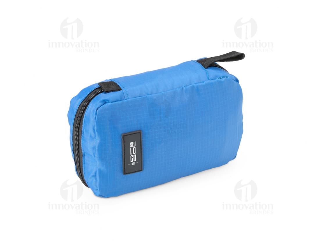 Nécessaire Nylon azul com zíper e alça lateral, ideal para organizar e armazenar itens de higiene pessoal.