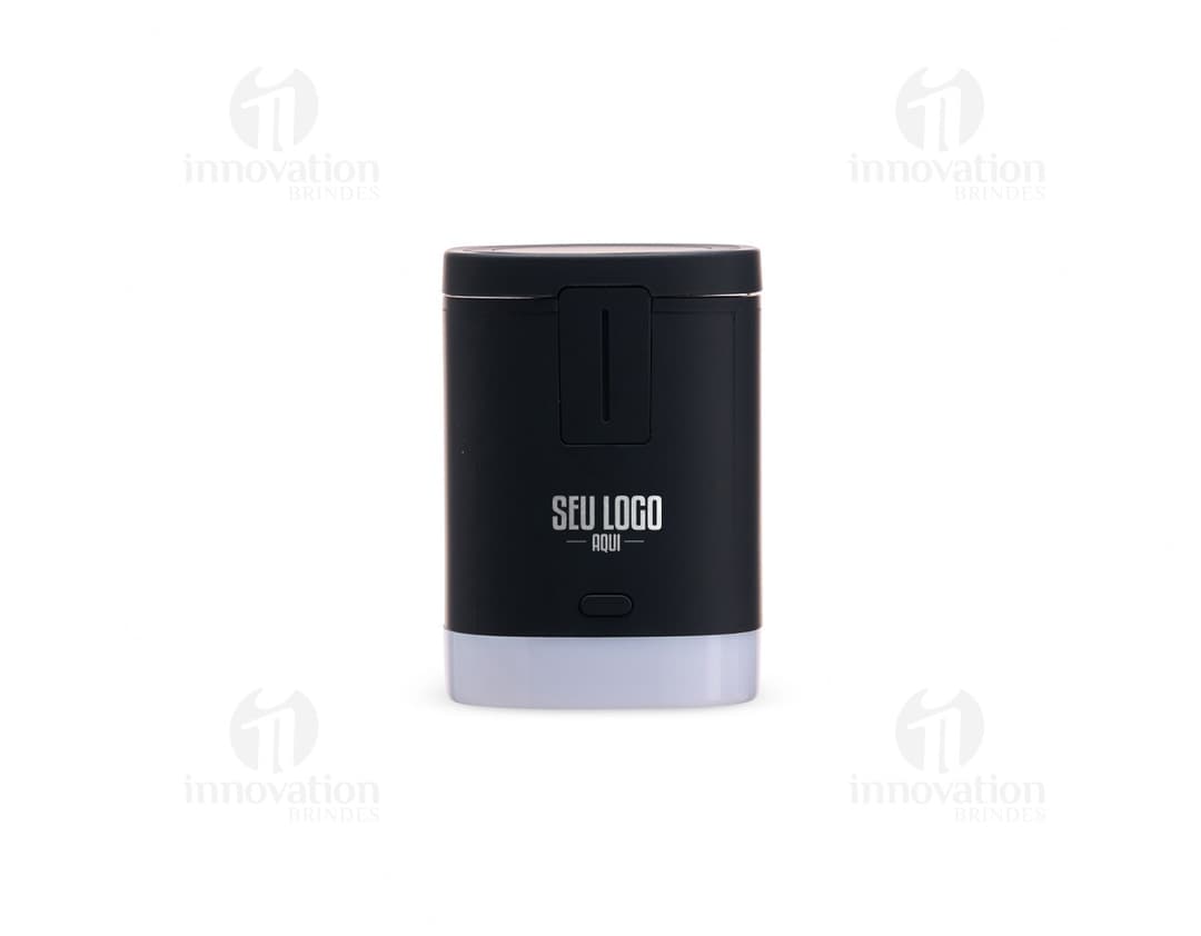 Base de carregamento por indução 3 em 1 em um ambiente de escritório, com smartphone, smartwatch e fones de ouvido colocados sobre a base.