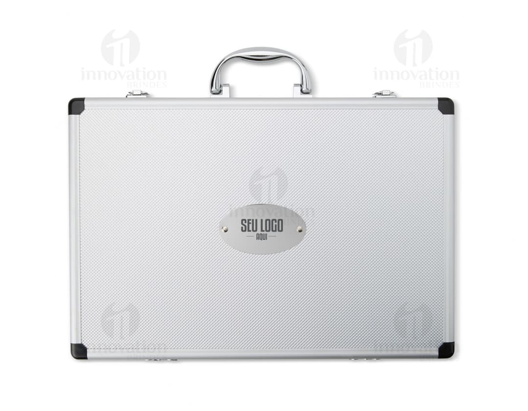 Kit de facas composto por 5 peças diferentes, todas acomodadas em uma maleta para transporte.