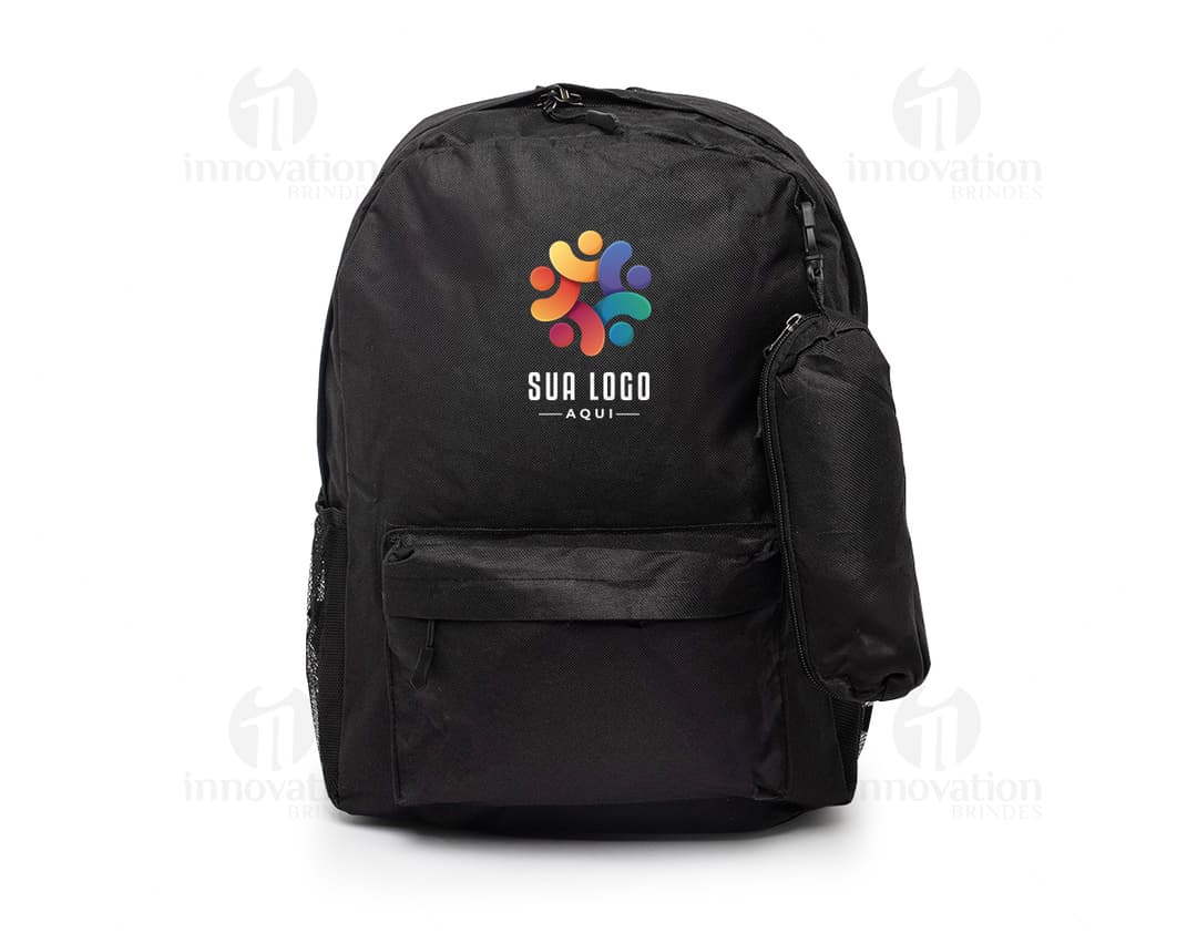 Mochila de nylon de 27 litros preta, com diversos compartimentos e alças acolchoadas.