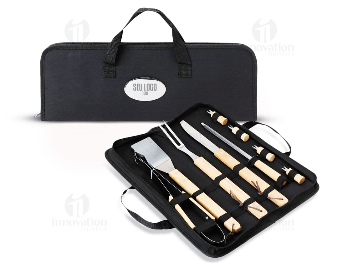 Kit Churrasco 9 Peças em fundo branco, composto por faca, garfo, pegador, espátula, escova de limpeza, tábua de corte, saleiro, paliteiro e estojo de transporte.