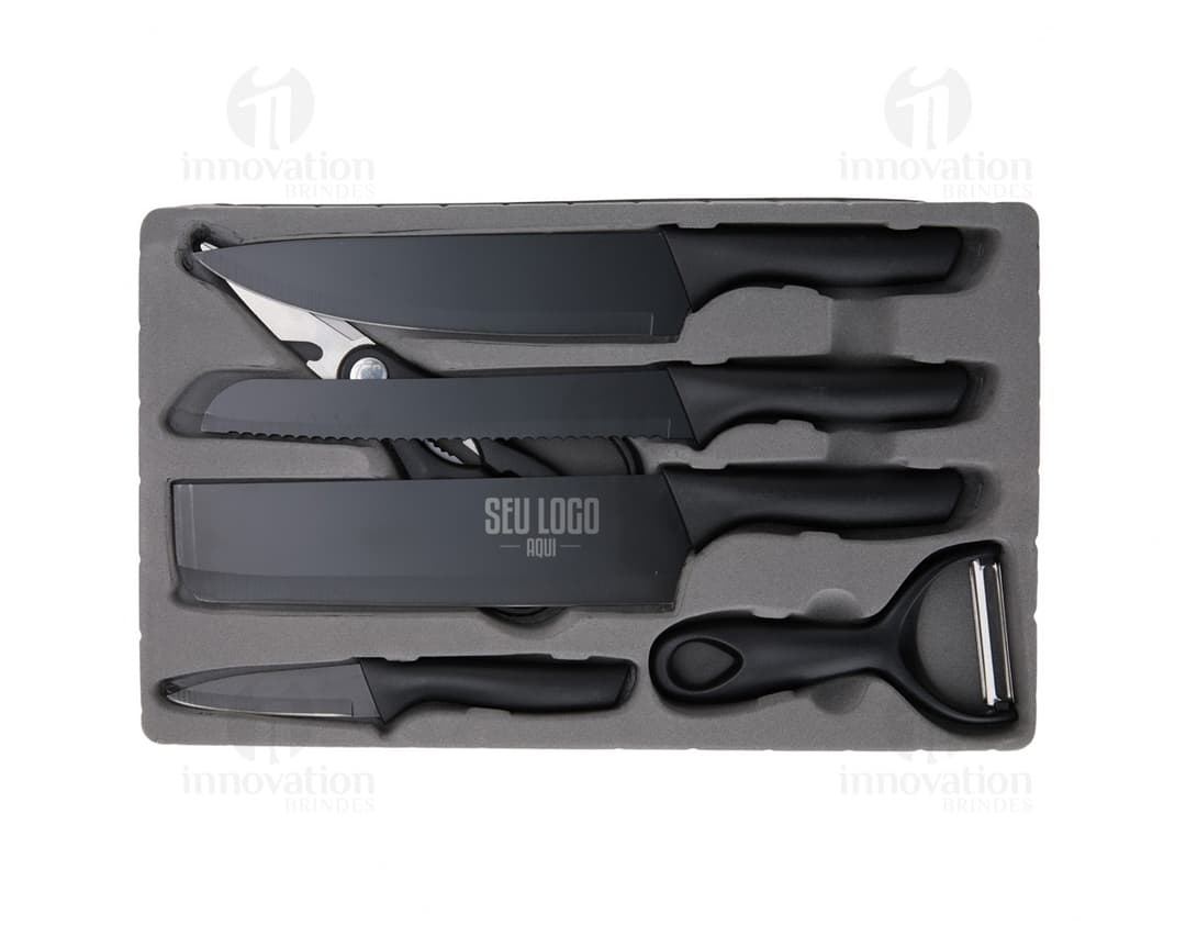 Produto Kit Churrasco 6 peças contendo faca, garfo, espátula, pinça, escova e afiador de facas em fundo branco.