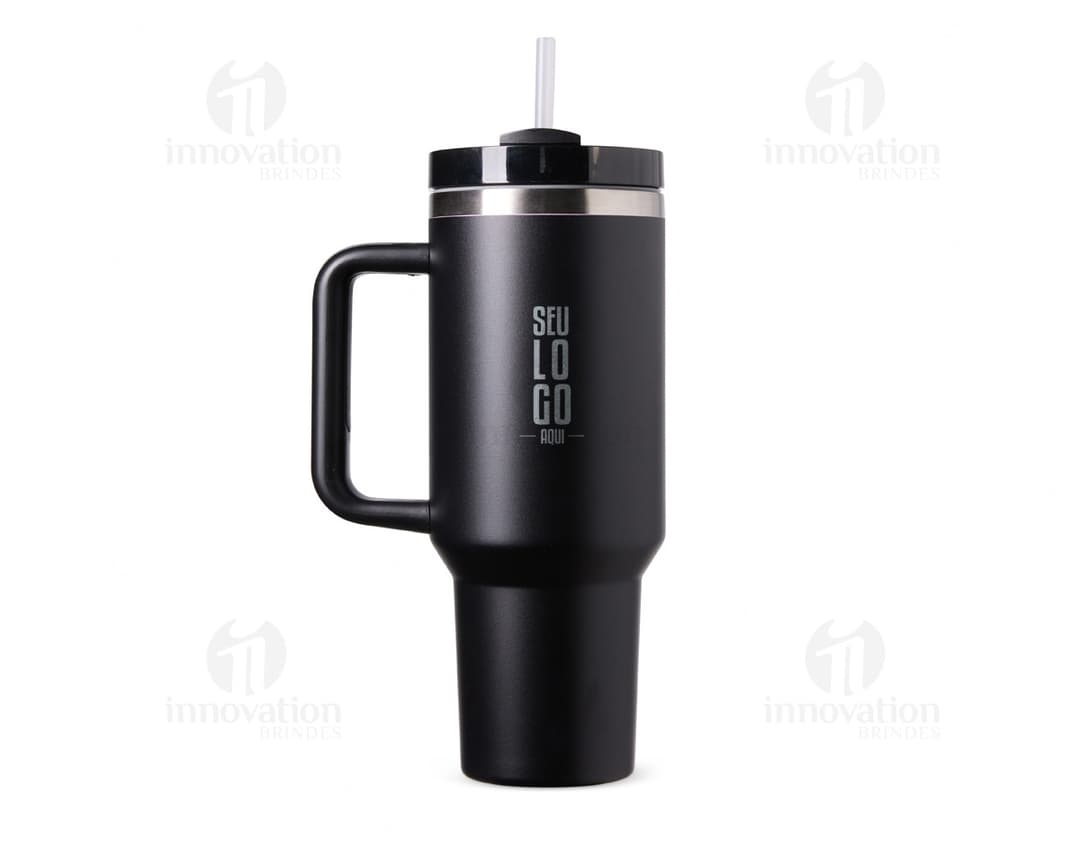 Uma imagem de uma Caneca Térmica de 1,2 litros, com design moderno e tampa de rosca. A caneca é de cor prata e parece ser feita de aço inoxidável.