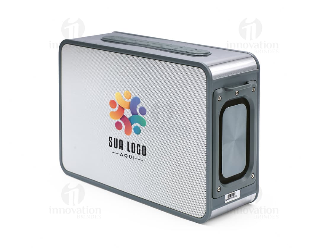 Caixa de som 15.600 mAh de cor preta com design compacto e moderno. Na frente da caixa, há botões de controle de volume e luzes indicadoras de status da bateria.