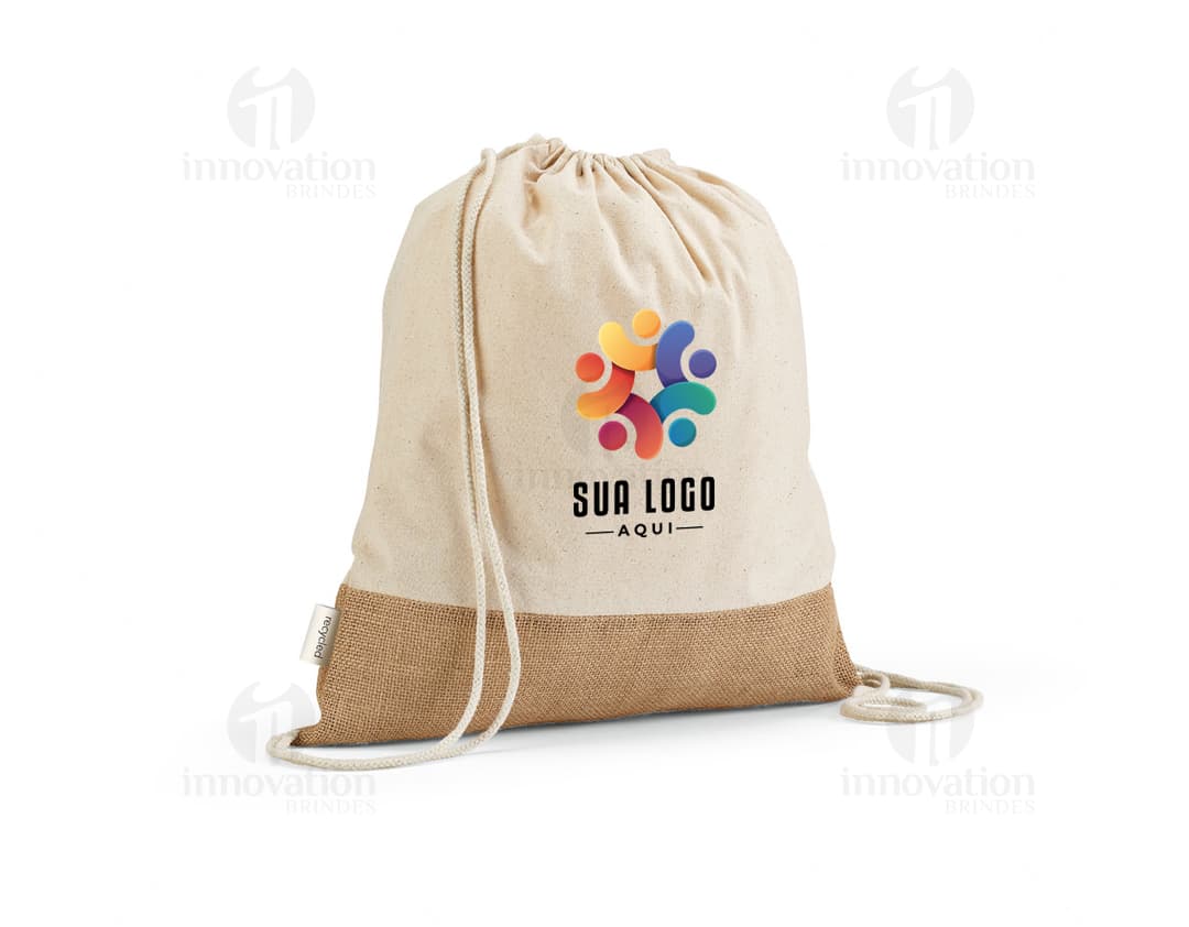 Sacola tipo mochila em tecido preto com alças ajustáveis e fecho de cordão.