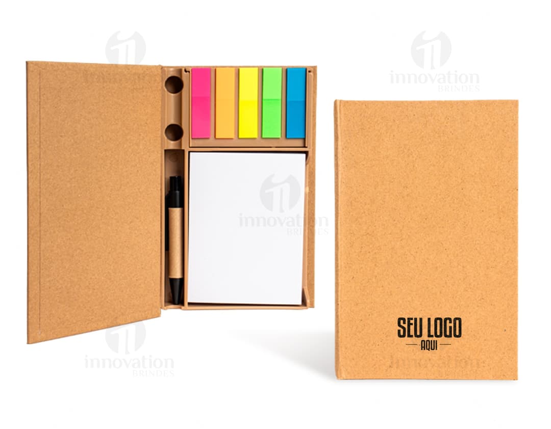 Bloco de anotações autoadesivo e caneta juntos em uma mesa.