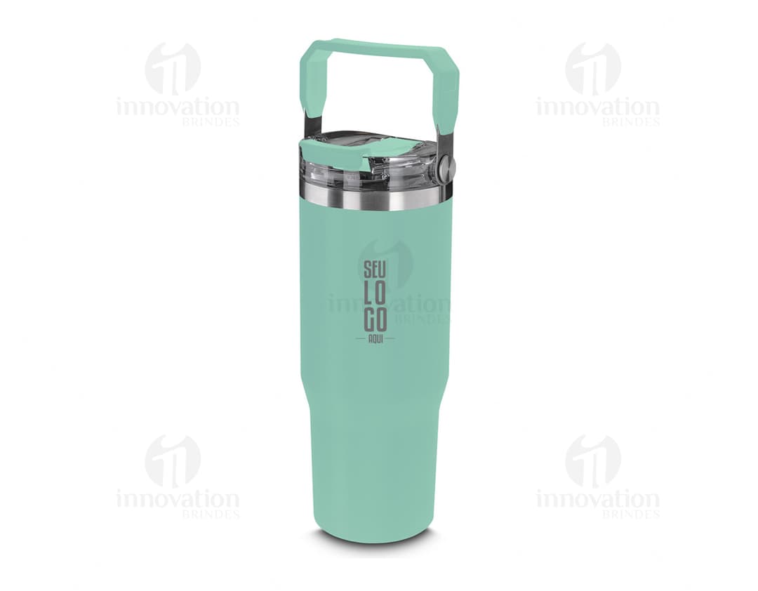 Garrafa térmica de cor vermelha com tampa de rosquear e alça para transporte. A garrafa está sobre uma mesa de madeira e ao fundo é possível ver uma xícara de café e um vaso de flores.