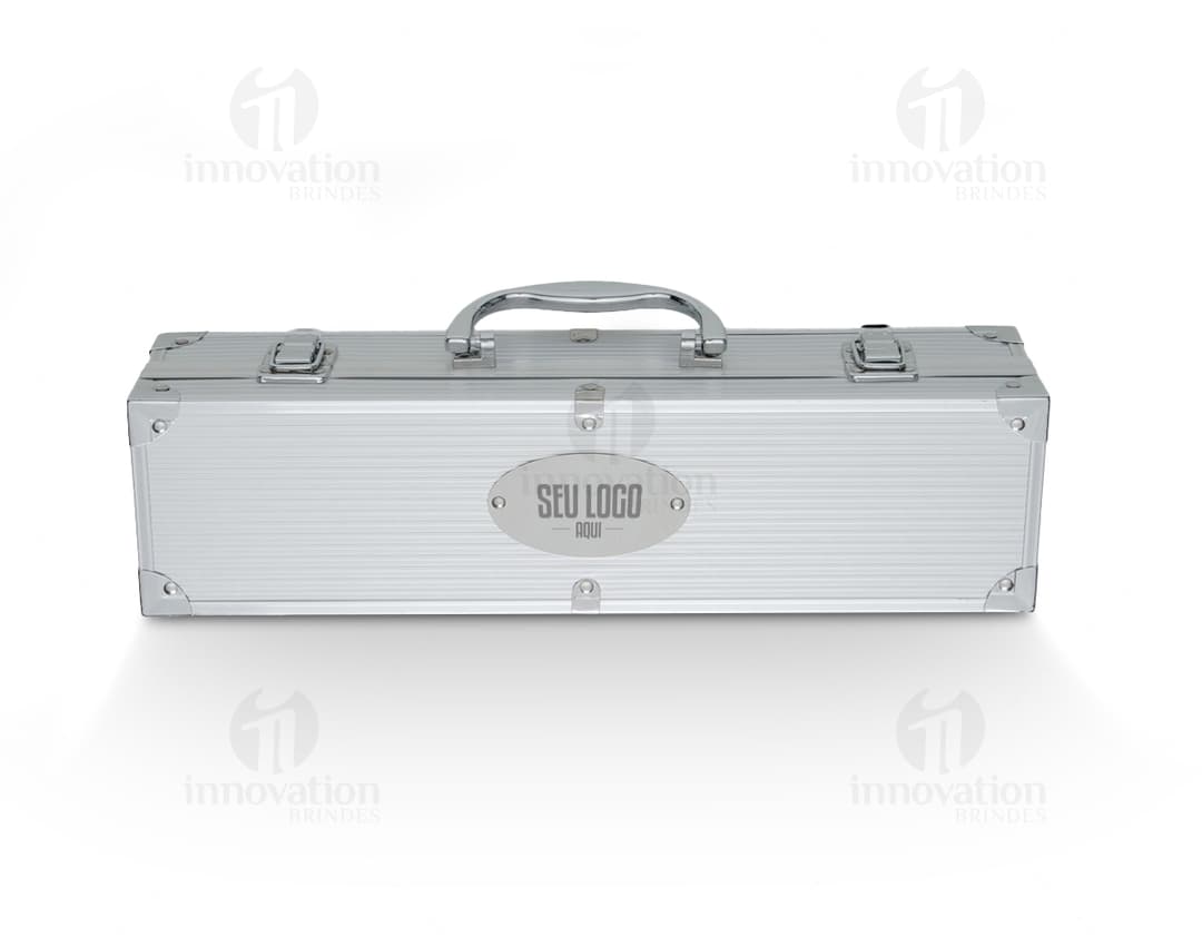 Kit Churrasco 5 Peças: conjunto contendo faca, garfo, espátula, pinça e escova, em fundo branco.