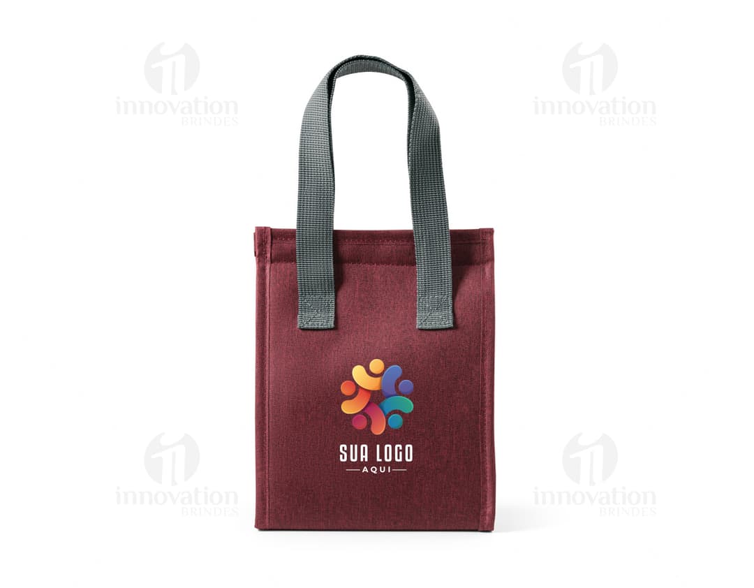 Bolsa térmica em poliéster preta e branca, com alça ajustável e fecho de zíper.
