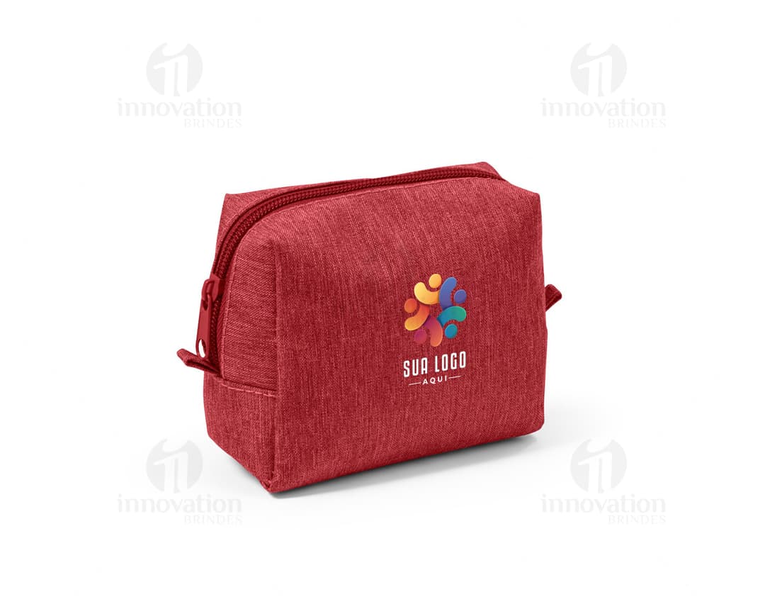 Bolsa para cosméticos preta com zíper e alça curta, contendo pincéis de maquiagem e batons organizados em seu interior.