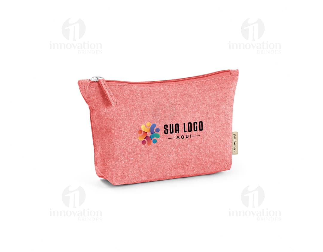 Bolsa de algodão em cor bege, com alças curtas e detalhes em marrom. Possui um bolso frontal com zíper e estampa floral delicada.