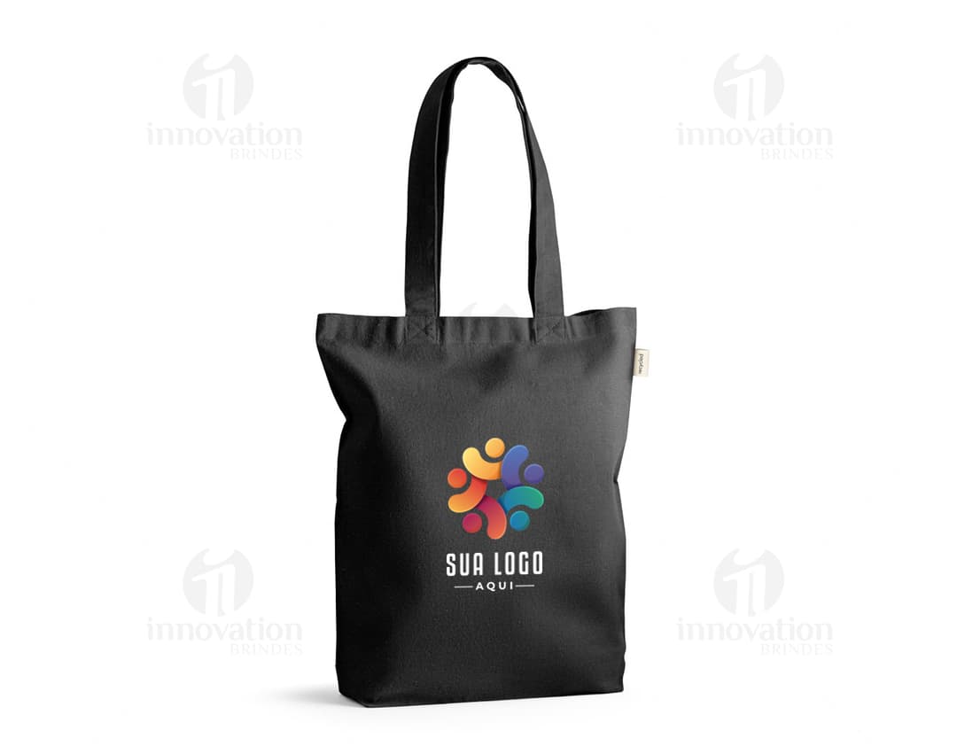 Sacola em 70 por cento algodão com alças pretas em fundo branco.