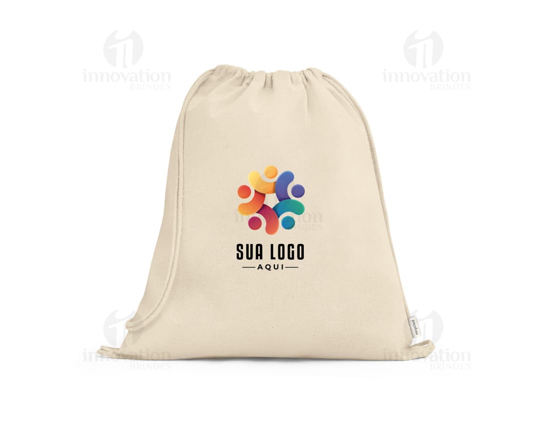 Sacola tipo mochila em cor lilás com alças ajustáveis e fecho de cordão.