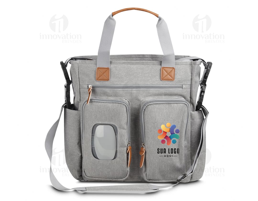 Bolsa multifuncional preta de couro, estilo moderno e elegante, com alça de mão e alça de ombro ajustável. Possui zíper, bolsos com fivela, fecho de metal e bolso interno. Ideal para viagens, trabalho ou uso casual.