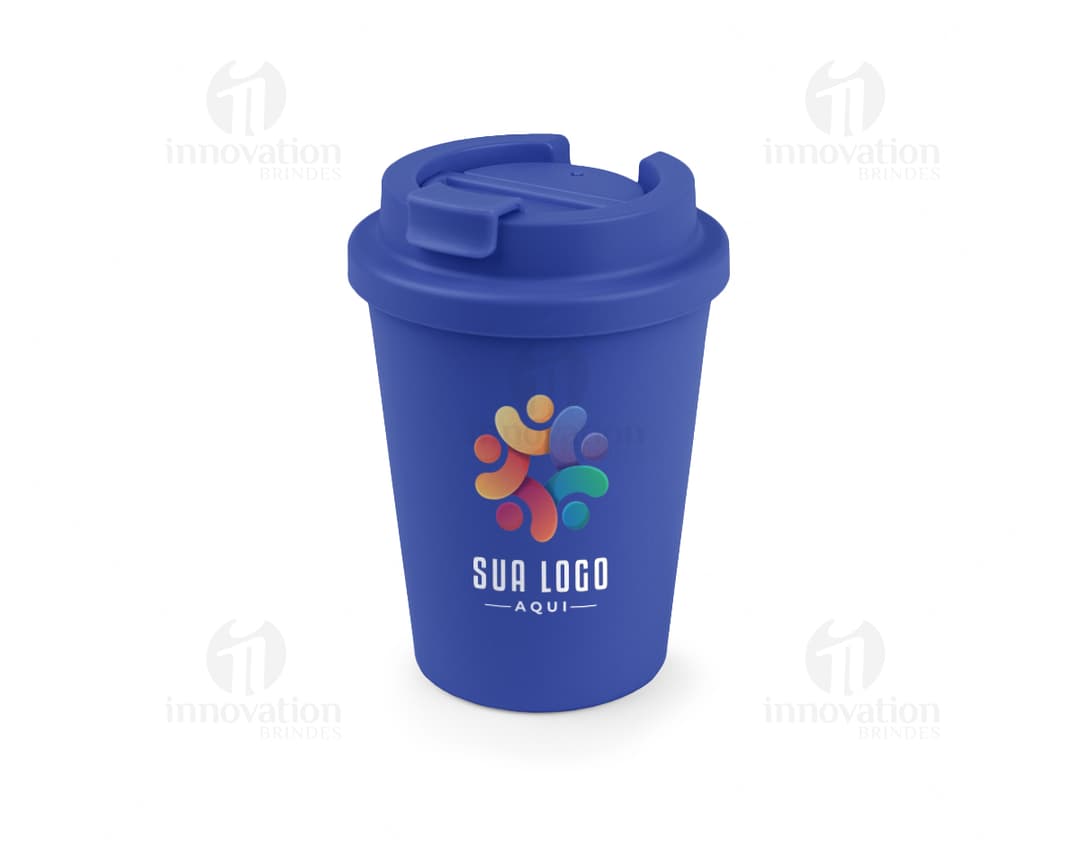 Copo plástico de 400ml, colorido em amarelo e preto, com tampa e alça para manuseio. O objeto é descartável e é utilizado para armazenar bebidas.