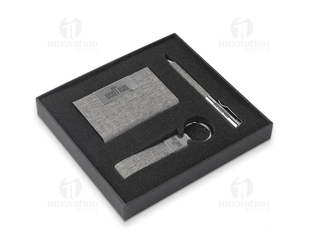 Equipamento de escritório em caixa preta com gravador, tecnologia, dispositivo, dados, armazenamento, computador, negócios, informação, mídia, objeto, plástico, disco, antigo, digital, contêiner, bloco de notas, disquete, caixa, equipamento eletrônico, papel, objetos, livro, educação, memória, dispositivo elétrico, gravação, retrô, vídeo, cópia, cassete, 3D, bateria, ferramenta, metal, obsoleto, áudio, pessoal, pacote, ícone, fita, som, página, documento, câmera, música, sinal, dispositivo de memória, backup, disco, texto, fechado, acessório, indústria, placa, chave, contra, disco magnético, marrom, close-up, aberto, símbolo, escola, arquivo, disco flexível, estojo, bloco, filme, unidade, eletrônico, número, segurança.