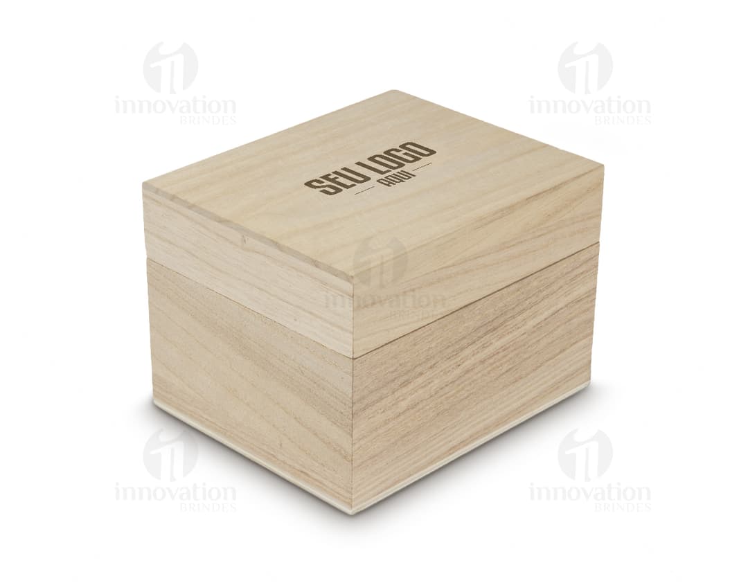 Kit Drink em uma caixa de papelão marrom. A embalagem está aberta e contém várias garrafas e copos empilhados. Ao redor da caixa, há diversos objetos de decoração e símbolos de riqueza, como um cofre, livros, um baú e uma impressora.