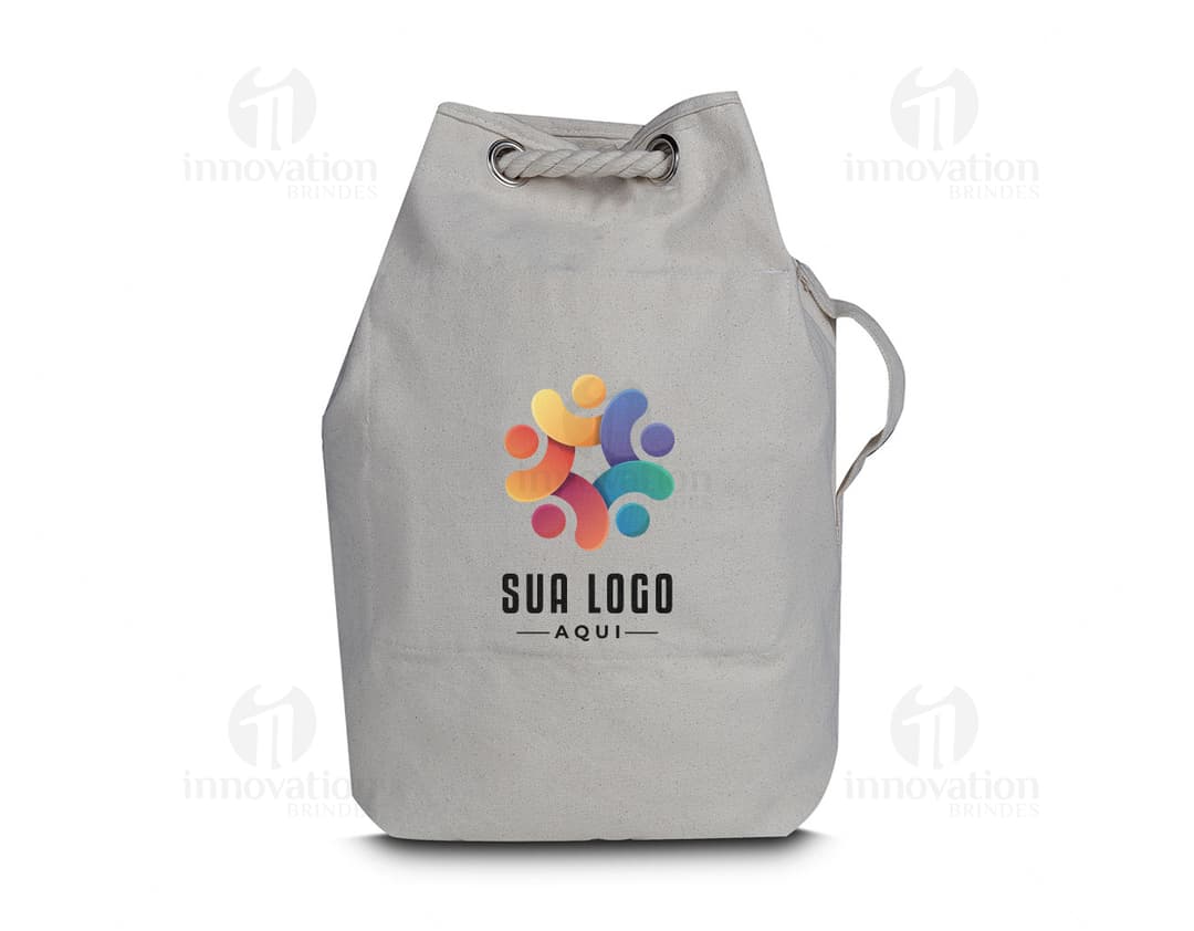Uma sacola/mochila elegante e moderna em couro preto, perfeita para compras ou para carregar objetos. O design é minimalista e possui alças confortáveis para transporte.