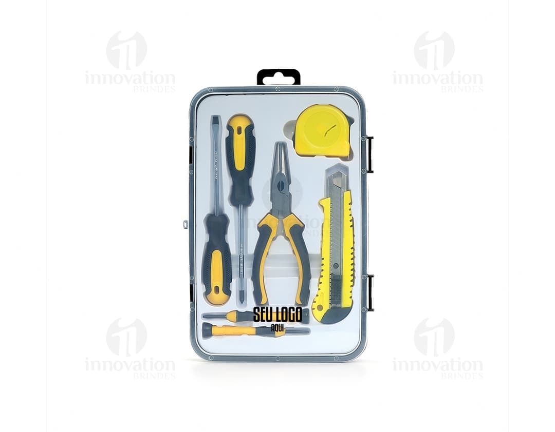 Kit ferramentas 7 peças, incluindo chave de fenda, chave inglesa, martelo, alicate, fita métrica, chave de fenda e furadeira. Feito de metal e plástico, ideal para trabalhos de reparo e construção. Cor amarela e preta, em uma caixa de ferramentas.