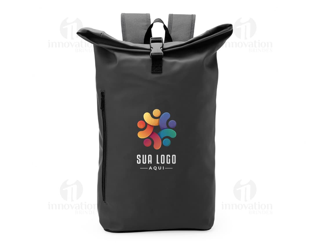 Mochila 26 Litros na cor preta com bolsos laterais, alças ajustáveis e zíper frontal.