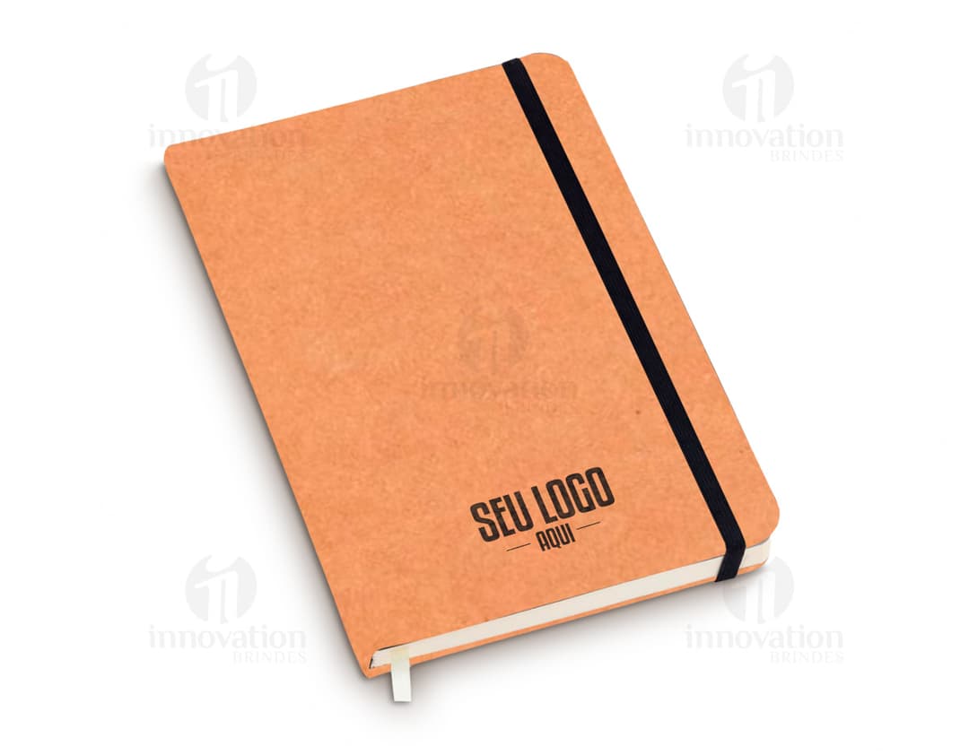 Caderneta tipo Moleskine com capa preta e elástico para fechamento, vista de cima em fundo branco.