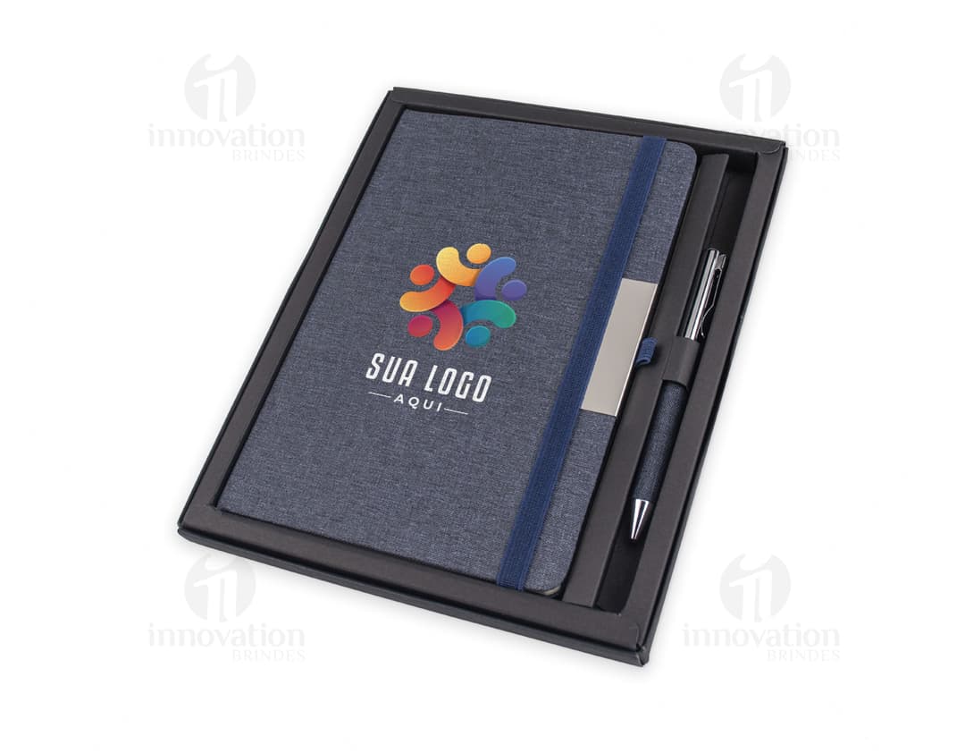 Kit contendo um caderno de anotações com capa dura e uma caneta elegante ao lado.