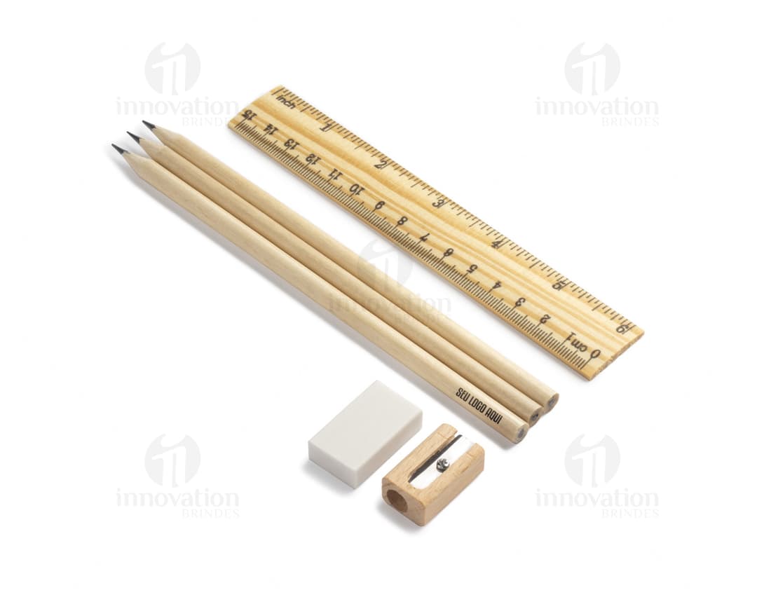 Kit escritório contendo caneta, caderno, borracha e clips de papel sobre a mesa de madeira.