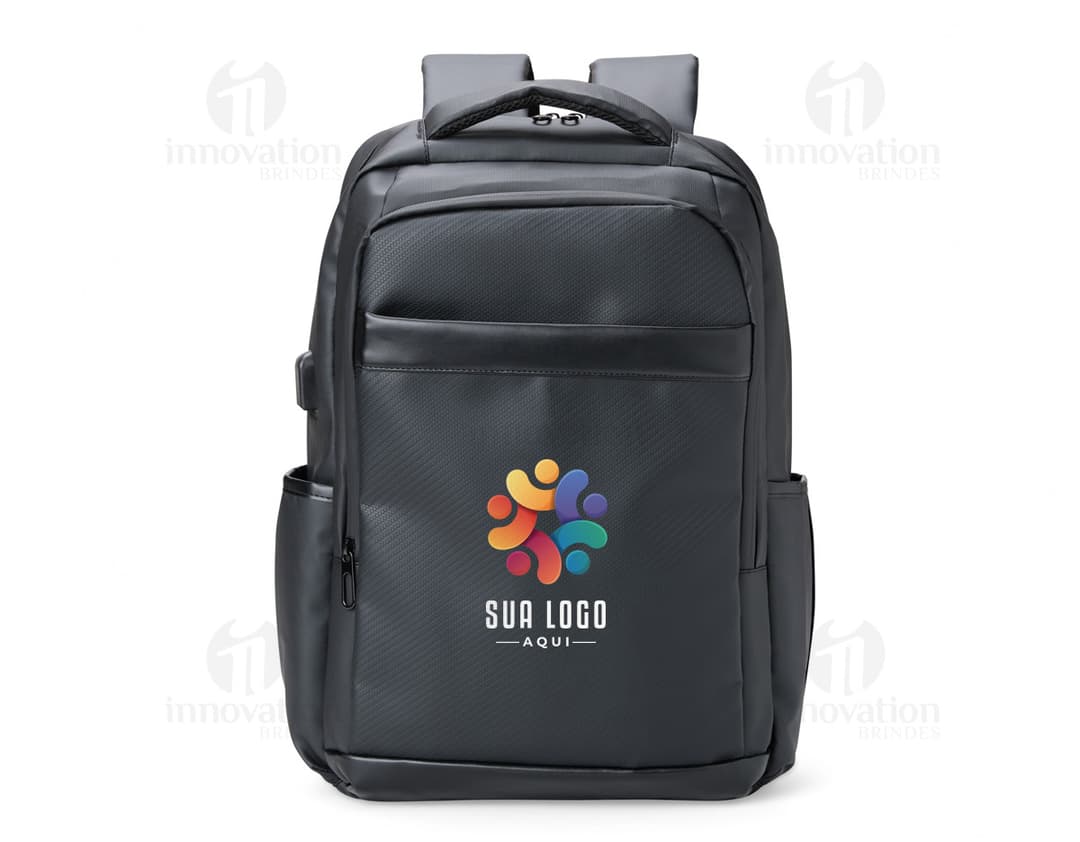 Mochila de couro sintético preta com capacidade de 36 litros, possui entrada USB para carregar dispositivos eletrônicos.